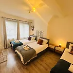 1 Bdr Apartment Near Canary Wharf